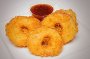 Battered apple rounds with cinnamon and chili sauce